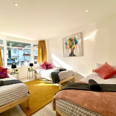 Brand New 2022 Beautiful & Stylish 2 Bedroom Apartment! - 5 Minute Walk To The Best Beach! - Great Location - Free Parking - Fast Wifi - Smart Tv - Sleeps Up To 4! Close To Bournemouth & Poole Town Centre & Sandbanks Eksteriør bilde