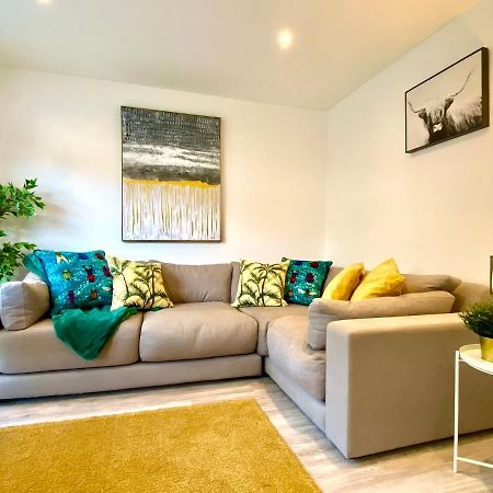 Brand New 2022 Beautiful & Stylish 2 Bedroom Apartment! - 5 Minute Walk To The Best Beach! - Great Location - Free Parking - Fast Wifi - Smart Tv - Sleeps Up To 4! Close To Bournemouth & Poole Town Centre & Sandbanks Eksteriør bilde