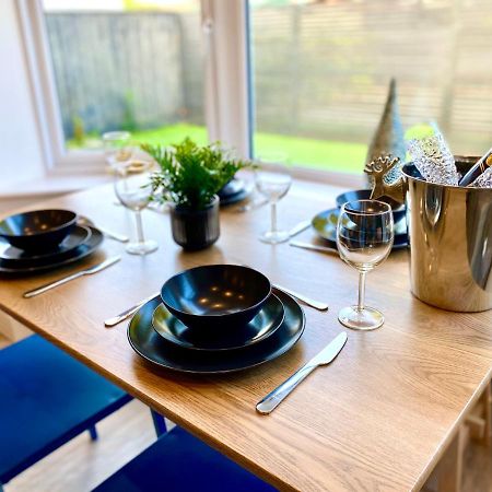 Brand New 2022 Beautiful & Stylish 2 Bedroom Apartment! - 5 Minute Walk To The Best Beach! - Great Location - Free Parking - Fast Wifi - Smart Tv - Sleeps Up To 4! Close To Bournemouth & Poole Town Centre & Sandbanks Eksteriør bilde