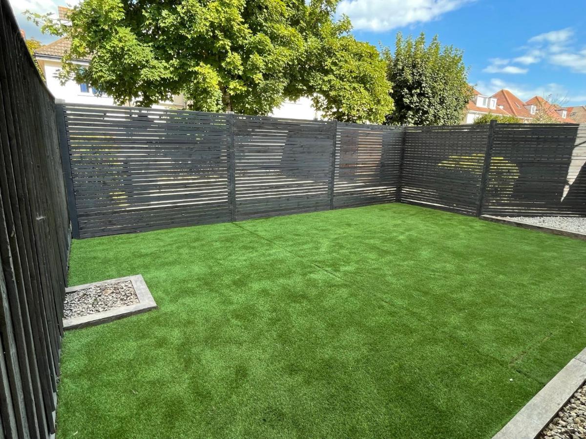 Brand New 2022 Beautiful & Stylish 2 Bedroom Apartment! - 5 Minute Walk To The Best Beach! - Great Location - Free Parking - Fast Wifi - Smart Tv - Sleeps Up To 4! Close To Bournemouth & Poole Town Centre & Sandbanks Eksteriør bilde