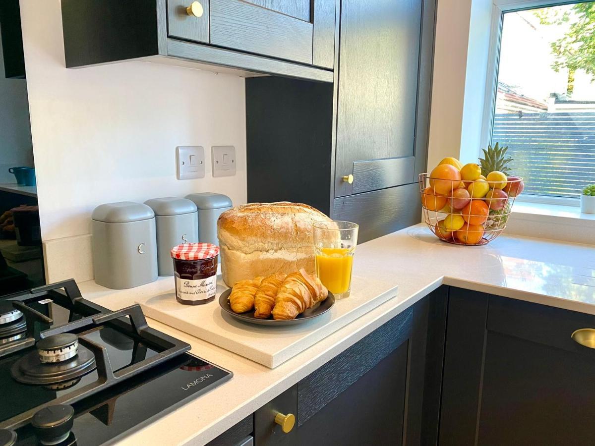 Brand New 2022 Beautiful & Stylish 2 Bedroom Apartment! - 5 Minute Walk To The Best Beach! - Great Location - Free Parking - Fast Wifi - Smart Tv - Sleeps Up To 4! Close To Bournemouth & Poole Town Centre & Sandbanks Eksteriør bilde