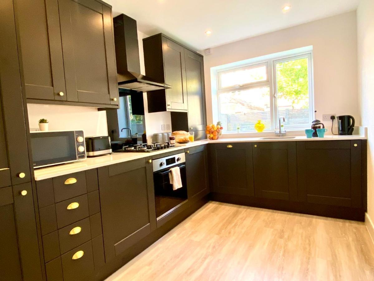 Brand New 2022 Beautiful & Stylish 2 Bedroom Apartment! - 5 Minute Walk To The Best Beach! - Great Location - Free Parking - Fast Wifi - Smart Tv - Sleeps Up To 4! Close To Bournemouth & Poole Town Centre & Sandbanks Eksteriør bilde