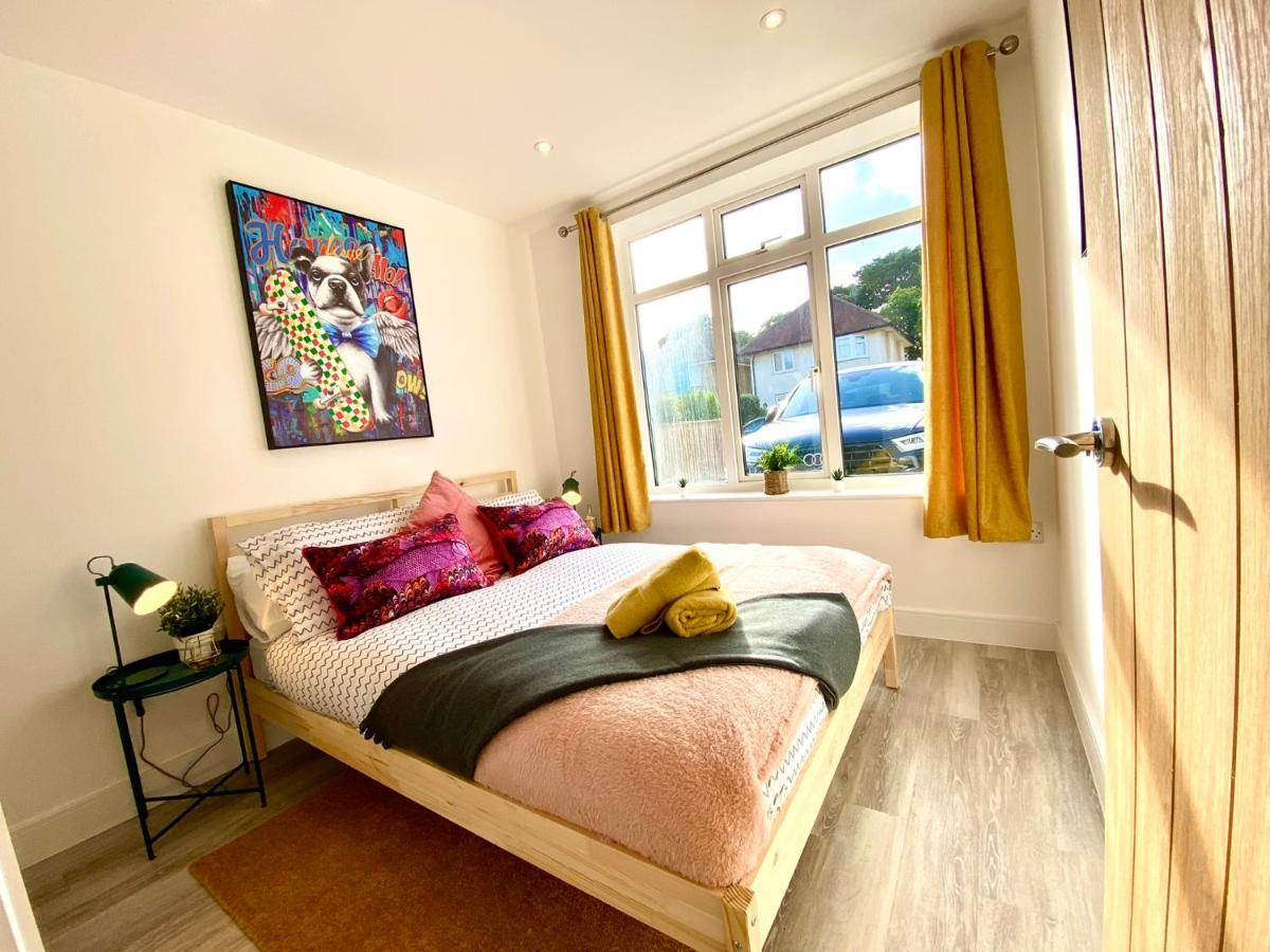 Brand New 2022 Beautiful & Stylish 2 Bedroom Apartment! - 5 Minute Walk To The Best Beach! - Great Location - Free Parking - Fast Wifi - Smart Tv - Sleeps Up To 4! Close To Bournemouth & Poole Town Centre & Sandbanks Eksteriør bilde