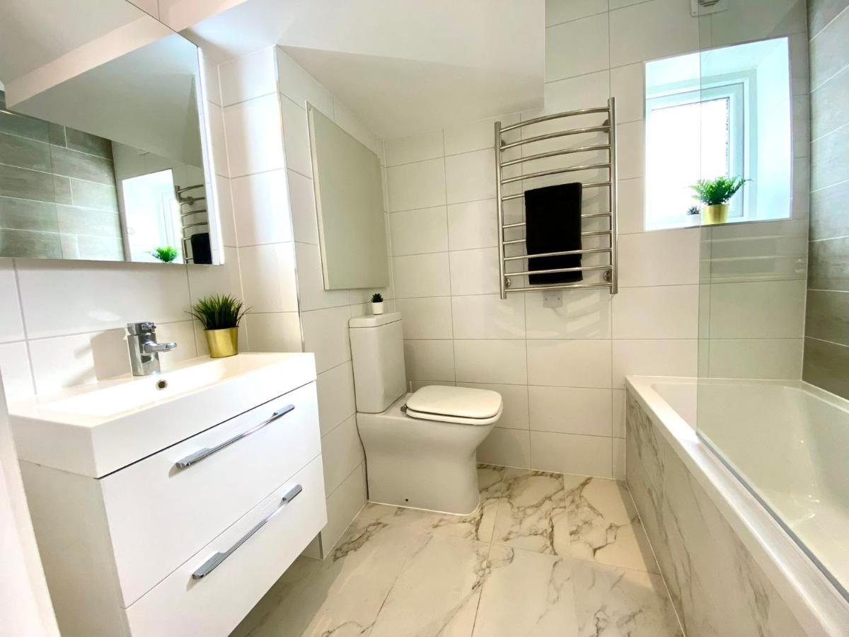 Brand New 2022 Beautiful & Stylish 2 Bedroom Apartment! - 5 Minute Walk To The Best Beach! - Great Location - Free Parking - Fast Wifi - Smart Tv - Sleeps Up To 4! Close To Bournemouth & Poole Town Centre & Sandbanks Eksteriør bilde