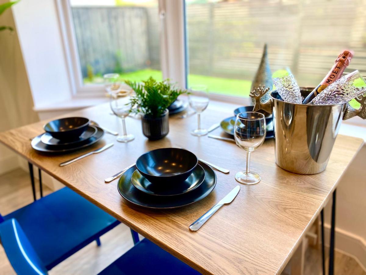 Brand New 2022 Beautiful & Stylish 2 Bedroom Apartment! - 5 Minute Walk To The Best Beach! - Great Location - Free Parking - Fast Wifi - Smart Tv - Sleeps Up To 4! Close To Bournemouth & Poole Town Centre & Sandbanks Eksteriør bilde
