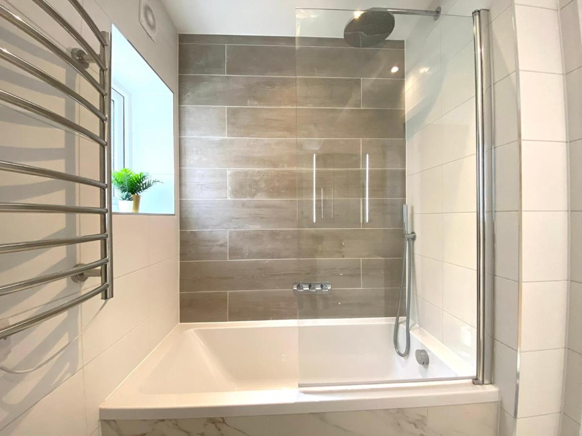 Brand New 2022 Beautiful & Stylish 2 Bedroom Apartment! - 5 Minute Walk To The Best Beach! - Great Location - Free Parking - Fast Wifi - Smart Tv - Sleeps Up To 4! Close To Bournemouth & Poole Town Centre & Sandbanks Eksteriør bilde