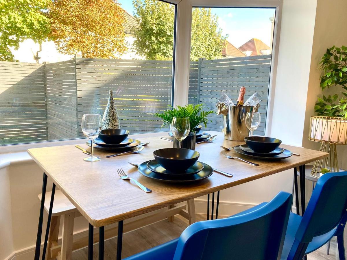 Brand New 2022 Beautiful & Stylish 2 Bedroom Apartment! - 5 Minute Walk To The Best Beach! - Great Location - Free Parking - Fast Wifi - Smart Tv - Sleeps Up To 4! Close To Bournemouth & Poole Town Centre & Sandbanks Eksteriør bilde