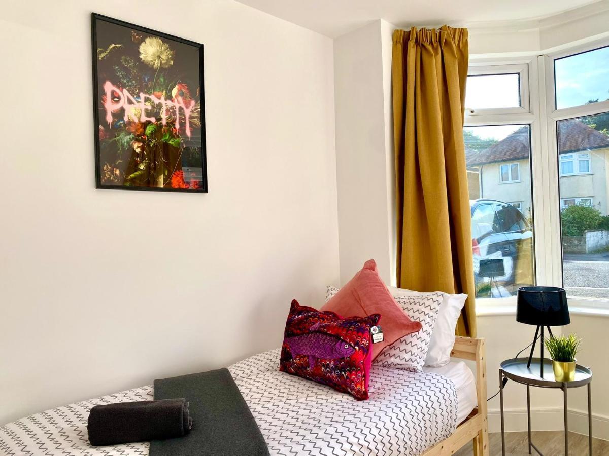 Brand New 2022 Beautiful & Stylish 2 Bedroom Apartment! - 5 Minute Walk To The Best Beach! - Great Location - Free Parking - Fast Wifi - Smart Tv - Sleeps Up To 4! Close To Bournemouth & Poole Town Centre & Sandbanks Eksteriør bilde
